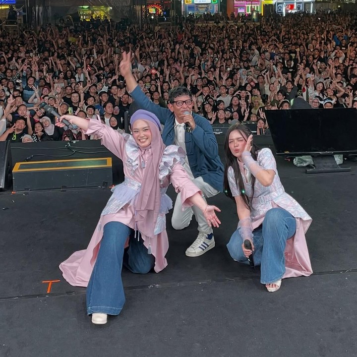 <p>Dalam unggahan di Instagram, Sinta membagikan momen saat ia dan Jojo tampil di panggung musik Synchronize Fest. Keduanya tampil cantik dan kompak mengenakan baju bernuansa warna merah muda yang dipadukan dengan celana jeans. "Pecahhh! <em>after</em> 15 tahun<em> and we are here. love you all.</em>..," tulis Sinta dalam unggahannya di akun @sisisinta. (Foto: Instagram @sisisinta)</p>