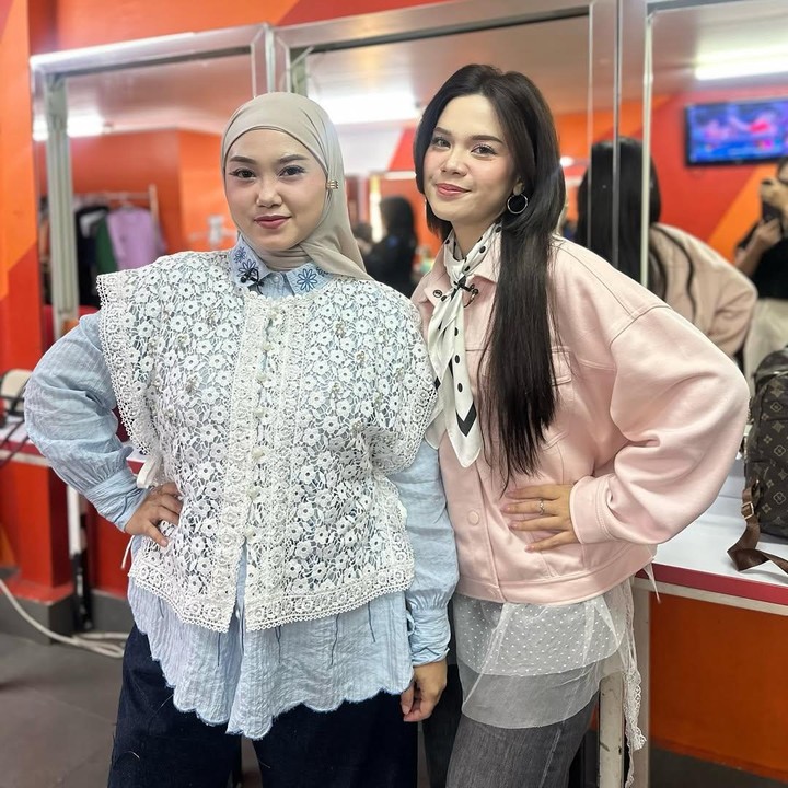 <p>Sinta dan Jojo pertama kali viral tahun 2010 usai mengunggah video <em>lipsync</em> lagu <em>Keong Racun</em>. Saat masih viral, keduanya sempat diundang ke beberapa stasiun TV. Setelah menikah, Sinta dan Jojo sudah tak terdengar lagi di dunia entertain. Perlu diketahui, Jojo menikah pada tahun 2018 dan telah dikaruniai anak. Sementara itu, Sinta menikah dengan pria bernama Ocky Ardiansyah Masson. Setelah menikah, Sinta menetap di Kaledonia Baru. (Foto: Instagram @sisisinta)</p>