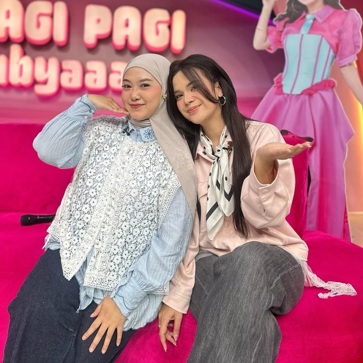 <p>Bunda masih ingat duo Sinta dan Jojo yang terkenal karena aksi <em>lipsync</em> lagu <em>Keong Racun</em>? Setelah 15 tahun menghilang dari dunia hiburan, baru-baru ini Sinta dan Jojo kembali reuni di atas panggung Synchronize Fest 2025. (Foto: Instagram @sisisinta)</p>