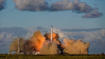 FOTO: Roket Raksasa Starship Berhasil Meluncur di Uji Coba ke-11