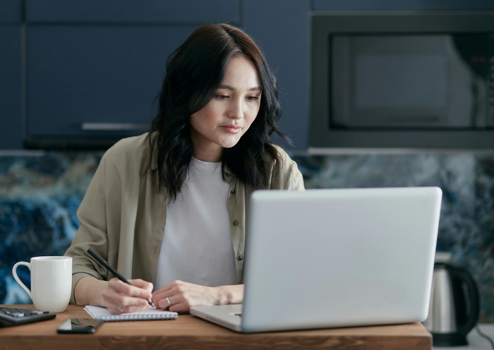 Early rises tidak mudah stres. Mereka lebih siap menghadapi masalah atau tekanan apa pun.