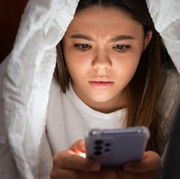 3 Zodiak yang Masih Sering Kepoin Mantan, Ternyata Ini Alasannya!