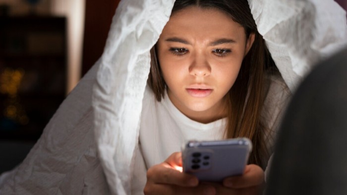 3 Zodiak yang Masih Sering Kepoin Mantan, Ternyata Ini Alasannya!