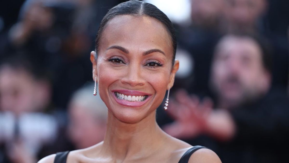 Zoe Saldana Desak James Cameron Buat Dokumenter Produksi Avatar