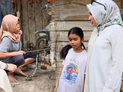 Wanita Tangguh dari Pedalaman Aceh Utara: Jadi Montir-Angkut Air