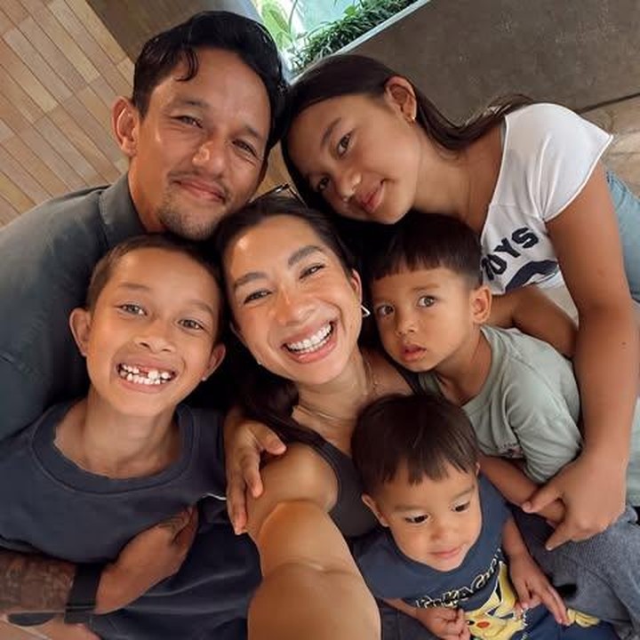 <p>Setelah menikah dengan Irfan Bachdim pada tahun 2011, Jennifer Bachdim kini telah dikaruniai empat orang anak. Mereka diberi nama Kiyomi Sue Bachdim, Kenji Zizou Bachdim, Kiyoji Kaynen Bachdim, dan Kiro Zayden Bachdim. (Foto: Instagram @jenniferbachdim)</p>