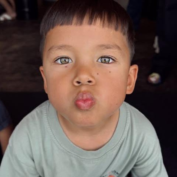 <p>Sejak kecil, Kiyoji memang sudah menarik perhatian netizen, Bunda. Bukan tanpa alasan, ia memiliki wajah tampan serta bola mata yang indah mewarisi pesona dari kedua orang tuanya. (Foto: Instagram @jenniferbachdim)</p>