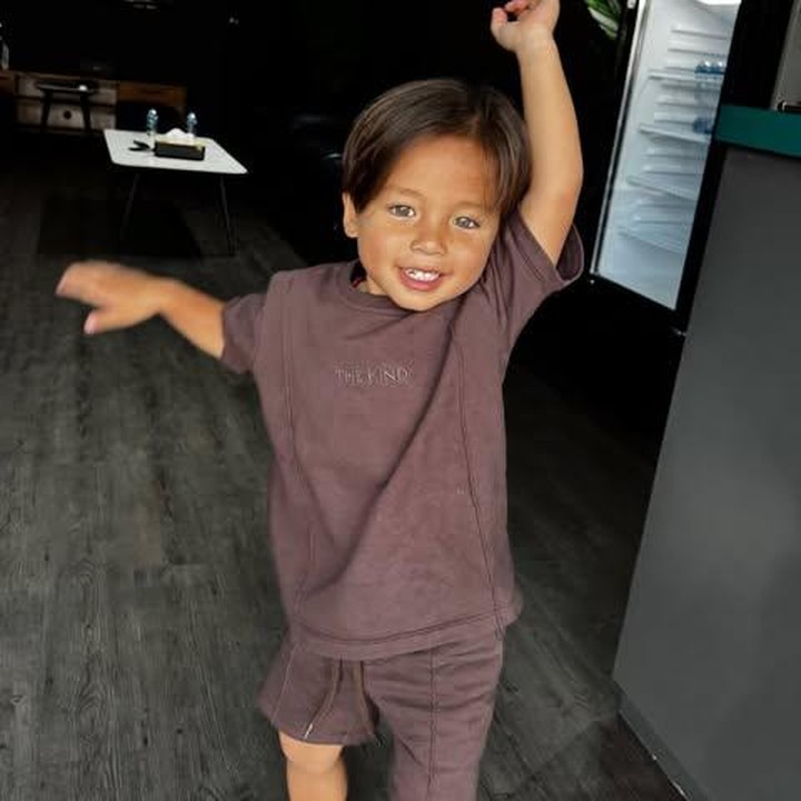 <p>Dalam potret lainnya, Kiyoji terlihat dengan rambut barunya yang bergaya <em>curtain haircut</em>. Ia tampaknya memang sudah pandai bergaya di depan kamera ya, Bunda. (Foto: Instagram @kiyojikaynenbachdim)</p>