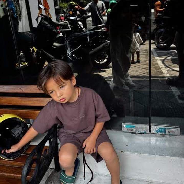 <p>Melihat unggahn ini, banyak netizen yang memuji penampilan dan mata indah yang dimiliki Kiyoji. Salah satunya dari Instagram <em>@myn****</em> yang menulis, “<em>Love the eyee</em>,<em> love new haircut</em>”. Ada juga komentar dari <em>@_ayy****</em> yang menambahkan, “Aduh matanyaaaa yaampun ganteng banget Kiyoji sayangkuuuu”. Tak ketinggalan, akun <em>@seg****</em> mengatakan, “Kiyojii makin keluar banget aura bule nya”. (Foto: Instagram @kiyojikaynenbachdim)</p>