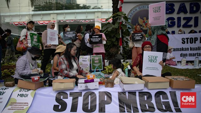 Aksi 'Suara Ibu Indonesia' mendesak pemerintah hentikan program makan bergizi gratis (MBG) kasus keracunan massal terus terjadi.