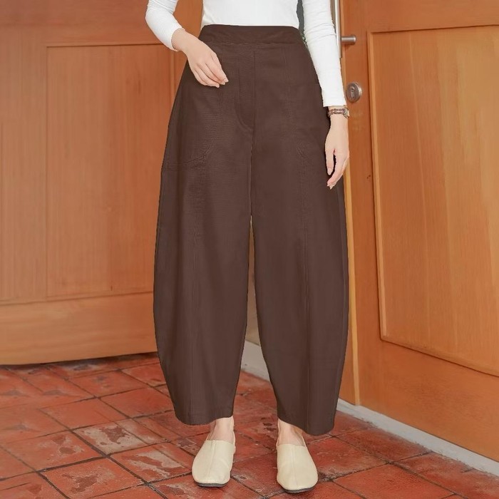 Barrel jeans memiliki siluet lebar yang meruncing di bagian pergelangan kaki, menciptakan tampilan yang stylish dan ikonik.