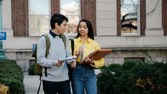 Orang rendah hati berpikiran terbuka dan mampu menerima feedback. Mereka memiliki rasa ingin tahu tinggi sehingga berusaha memahami lawan bicara.