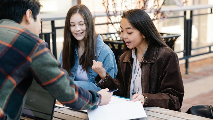 Orang rendah hati bisa membaca situasi. Kecerdasan emosional yang tinggi memungkinkannya untuk memahami lingkungan dan bertindak secara pantas.