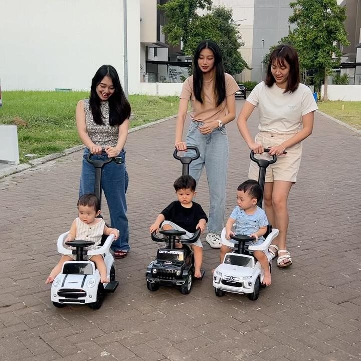 <p>Tiga eks member JKT 48, Shanju, Desy, dan Sendy, reuni setelah resmi menjadi ibu. Reuni kali ini terasa berbeda karena ketiganya mengajak anak masing-masing untuk <em>playdate</em>, Bunda. (Foto: Instagram @desygenoveva_)</p>