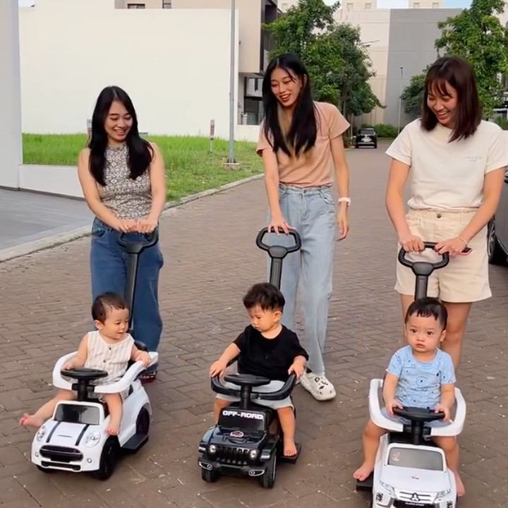 <p>Shanju, Desy, dan Sendy merupakan mentan anggota girlgroup JKT 48 yang sudah berkeluarga. Ketiganya sama-sama telah dikaruniai seorang anak laki-laki yang lahir di tahun 2024. (Foto: Instagram @desygenoveva_)</p>