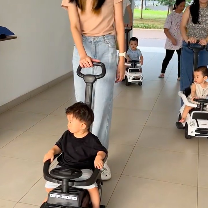 <p>Dalam unggahan yang dibagikan di Instagram, Shanju, Desy, dan Sendy terlihat kompak mendorong mobil-mobilan untuk anak-anak mereka. Meski terlihat sederhana, <em>playdate</em> ini tampaknya begitu berkesan bagi ketiganya. "<em>Playdate trio</em> baby dragon," tulis Desy di Instagram. (Foto: Instagram @desygenoveva_)</p>