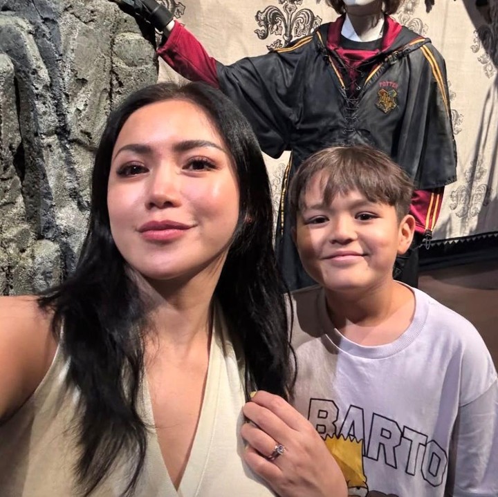 <p>Setiap orang tua tentu merasa bahagia saat melihat anaknya berprestasi di sekolah, begitu pula dengan artis Jessica Iskandar. Perempuan yang akrab disapa Jedar ini tengah berbangga hati karena putra sulungnya, El Barack, baru saja mendapat nilai yang memuaskan di sekolahnya, Bunda. (Foto: Instagram @inijedar)</p>