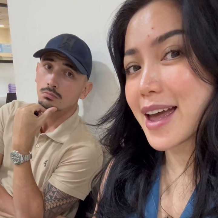 <p>Kabar ini dibagikan langsung oleh Jessica lewat unggahannya di Instagram. Dalam momen tersebut, Jessica bersama sang suami, Vincent Verhaag, terlihat mengunjungi sekolah El untuk melihat nilai membanggakan itu. (Foto: Instagram @inijedar)</p>