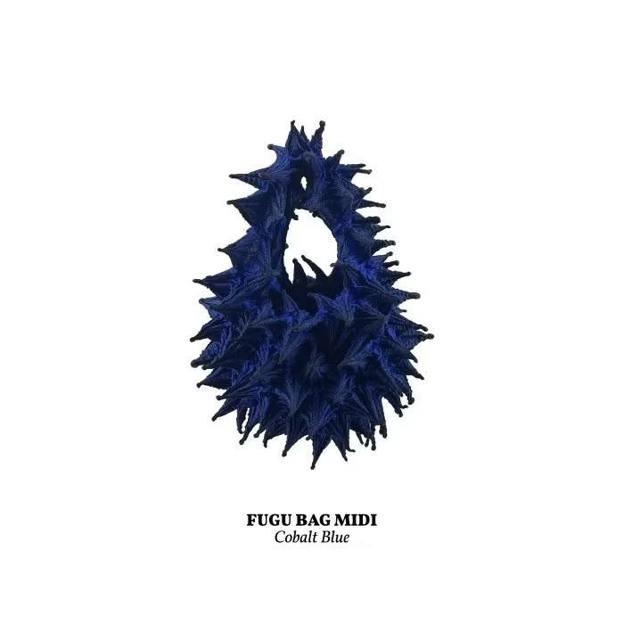 Tas berbentuk unik dengan tekstur tiga dimensi ini dapat menghadirkan sisi eksperimental dan fun, membantu menonjolkan personal style.