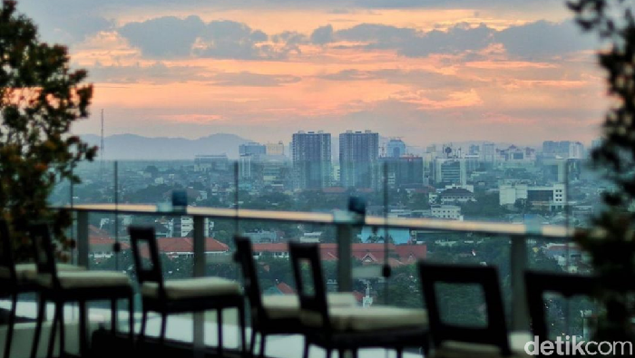 Kapan lagi bisa liburan mewah, dapet pemandangan Bandung dari ketinggian, plus Sunset Drinks eksklusif, semuanya dalam satu paket spesial? Sekarang bisa banget!