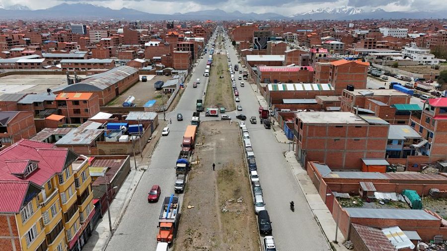 Truk-truk berbaris di jalan dekat pom bensin di tengah kelangkaan bahan bakar yang meluas, menjelang pemilihan putaran kedua 19 Oktober, di Achica Arriba, Bolivia, 14 Oktober 2025. (REUTERS/Adriano Machado)
