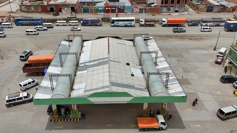 Truk-truk berbaris di jalan dekat pom bensin di tengah kelangkaan bahan bakar yang meluas, menjelang pemilihan putaran kedua 19 Oktober, di Achica Arriba, Bolivia, 14 Oktober 2025. (REUTERS/Adriano Machado)