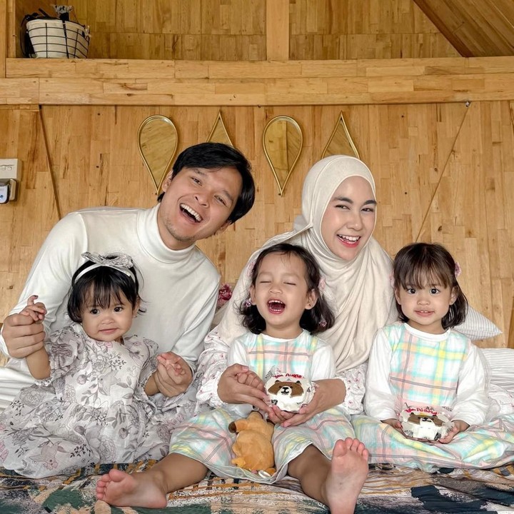 <p>Melalui unggahannya di Instagram, Anisa kerap membagikan potret kebersamaannya bersama Alma dan Alsha. Baru-baru ini, Anisa bersama sang suami, Anandito, memberikan kejutan spesial untuk ulang tahun si kembar yang ke-3, Bunda. (Foto: Instagram @anisarahma_12)</p>