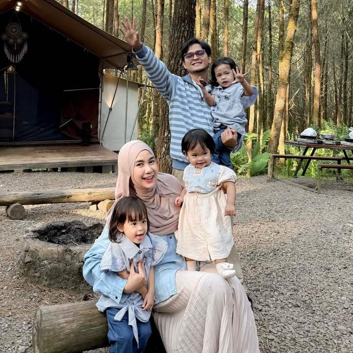 <p>Kehidupan Anisa Rahma kini makin terasa berwarna sejak menjadi seorang Bunda. Mantan personel Cherrybelle ini telah dikaruniai tiga anak perempuan yang menggemaskan, Bunda. Dua di antaranya adalah si kembar, Almashira Athqia Shanum dan Alshamira Afiza Shanum. (Foto: Instagram @anisarahma_12)</p>
