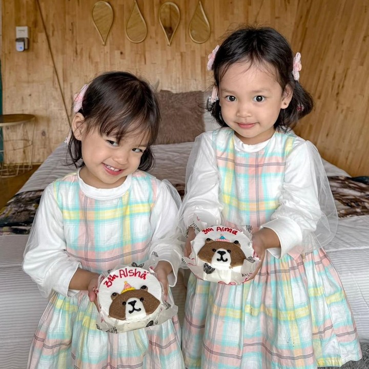 <p>"<em>Barakallah Fii Umriik</em> Alma &amp; Alsha. Bayi kembarku sudah 3 tahun usianya.. semoga jadi anak sholehah, sehat dan bahagia selaluuu, nakk..Aamiin," tulis Anisa. (Foto: Instagram @anisarahma_12)</p>