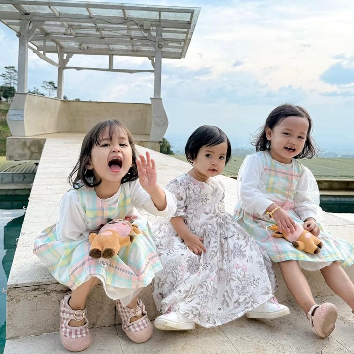 <p>Anisa pun tak pernah melewatkan momen <em>mix and match</em> gaya kembar anaknya. Dalam salah satu potret, keduanya tampak anggun mengenakan <em>dress</em> bermotif kotak-kotak sambil berpose bersama sang adik, Aqila Dzakira Mafaza. (Foto: Instagram @anisarahma_12)</p>