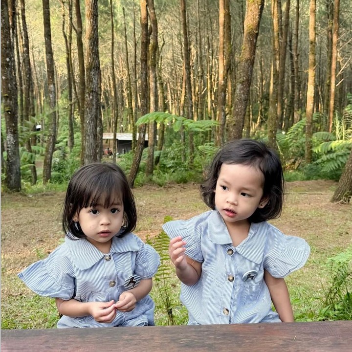 <p>Ketika pergi berlibur pun, penampilan Alma dan Alsha tak pernah lepas dari sorotan netizen. Keduanya terlihat gemas mengenakan&nbsp;atasan kemeja salur dengan&nbsp;potongan rambut pendek yang membuat mereka terlihat manis. (Foto: Instagram @anisarahma_12)</p>