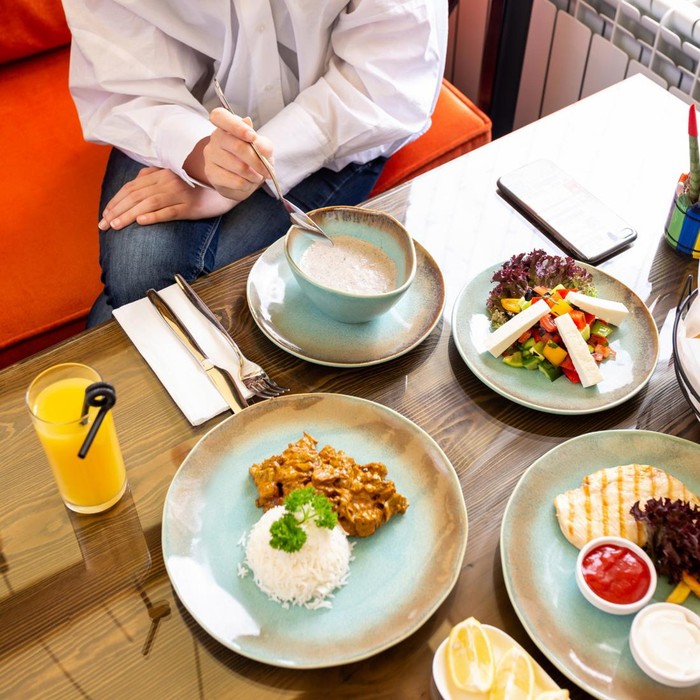 Turki dan Tiongkok terdapat aturan mengenai makan di prasmanan.

Jika tamu belum menghabiskan semua makanan yang mereka ambil dari prasmanan, mereka harus membayar denda. Salah satu hotel di Kemer, Turki, telah menambahkan poin ini ke dalam aturannya dan akan mendenda tamu.