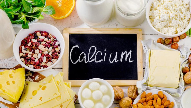 Ilustrasi makanan dan minuman sumber kalsium Products rich in calcium. Healthy food. Flat lay