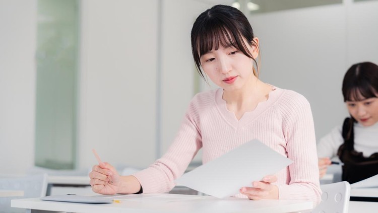 Ilustrasi mengerjakan soal psikotes A student taking a certification exam