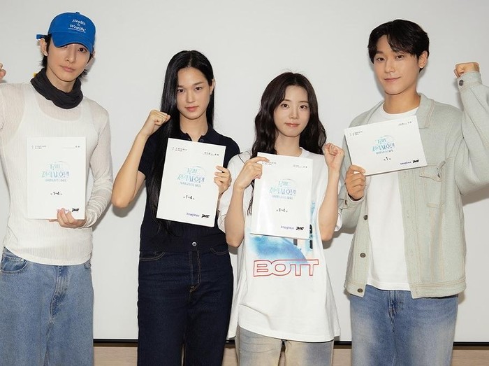 Grand Galaxy Hotel mengikuti kisah pemilik sebuah hotel requiem kelas atas yang terkenal karena memberikan pelayanan berubah penghiburan kepada arwah-arwah yang telah meninggal.