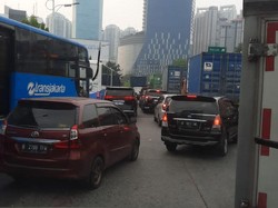 Jalan Letjen S Parman Arah Tomang Macet Imbas Antrean Truk Kontainer