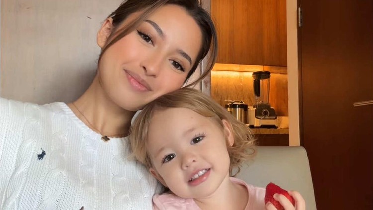 Jennifer Coppen dan putrinya Kamari Jennifer Coppen dan putrinya Kamari