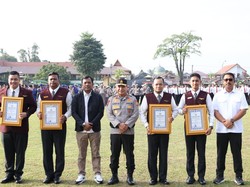 Kapolda Riau Beri Penghargaan 4 Petugas Avsec Cegah Narkoba di Bandara