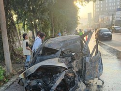 Mobil Tabrak Pohon hingga Terbakar di Surabaya, 2 Orang Tewas