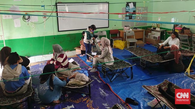 Total Korban 345 Siswa Ratusan siswa di Cisarua, Bandung Barat, mengalami keracunan setelah menyantap Makan Bergizi Gratis. Total 345 siswa terpapar, 285 sudah pulih.