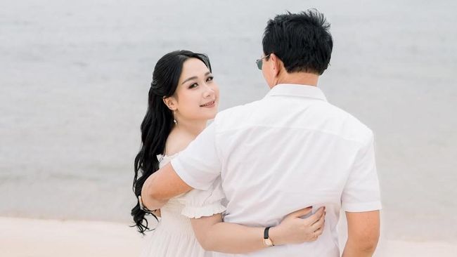 7 Potret Ciuman Mesra Ahok ke Puput Nastiti Devi yang Hamil Anak Ketiga