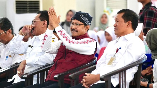 Baik melanjutkan pendidikan ke perguruan tinggi maupun bekerja, Mensos Gus Ipul menegaskan pemerintah siap mendukung para lulusan Sekolah Rakyat.