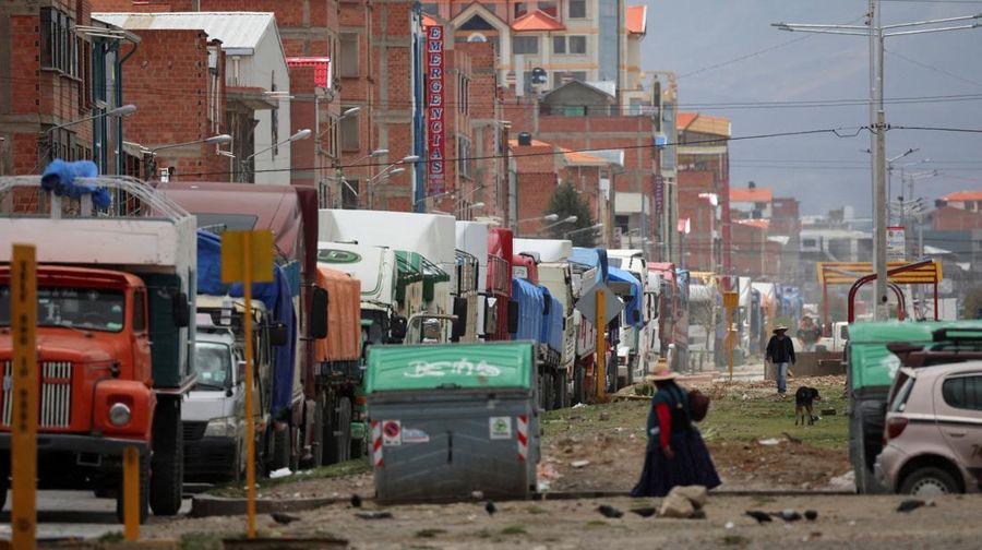 Truk-truk berbaris di jalan dekat pom bensin di tengah kelangkaan bahan bakar yang meluas, menjelang pemilihan putaran kedua 19 Oktober, di Achica Arriba, Bolivia, 14 Oktober 2025. (REUTERS/Adriano Machado)