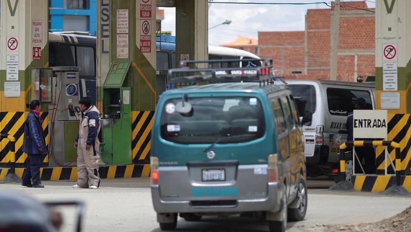 Truk-truk berbaris di jalan dekat pom bensin di tengah kelangkaan bahan bakar yang meluas, menjelang pemilihan putaran kedua 19 Oktober, di Achica Arriba, Bolivia, 14 Oktober 2025. (REUTERS/Adriano Machado)