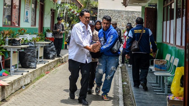 Korban Keracunan MBG di Cisarua Jabar Hampir 500 Orang Sebanyak 449 siswa diduga keracunan makanan bergizi gratis (MBG) di Cisarua, Bandung Barat. Ada 54 orang yang masih dirawat. Situasi mulai kondusif.
