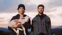 Lirik Lagu Stuck - LANY