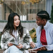5 Zodiak yang Mudah Percaya Orang Lain