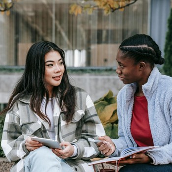 5 Zodiak yang Mudah Percaya Orang Lain