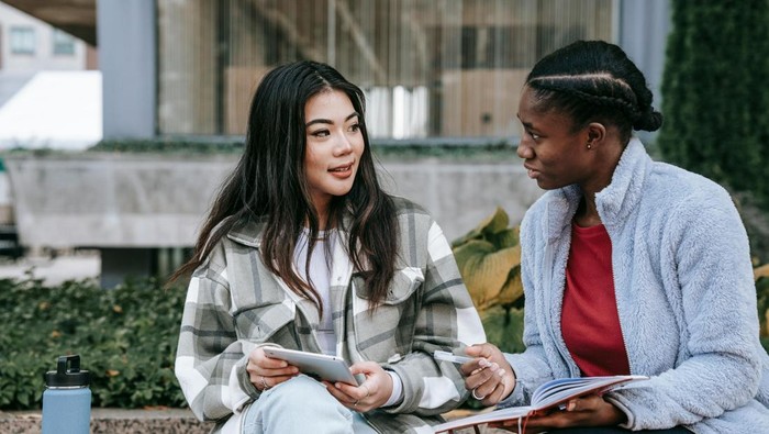 Orang rendah hati mendahulukan dan menghargai orang lain. Mereka merasa tidak perlu menunjukkan harga dirinya karena orang lain akan menyadarinya sendiri lewat perbuatan.