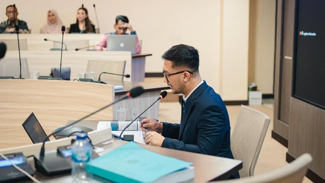 Anggota DPR dari PAN, Arizal Tom Liwafa, raih gelar Doktor PSDM di Unair, disertasi bahas inovasi UMKM dan keunggulan kompetitif berkelanjutan.